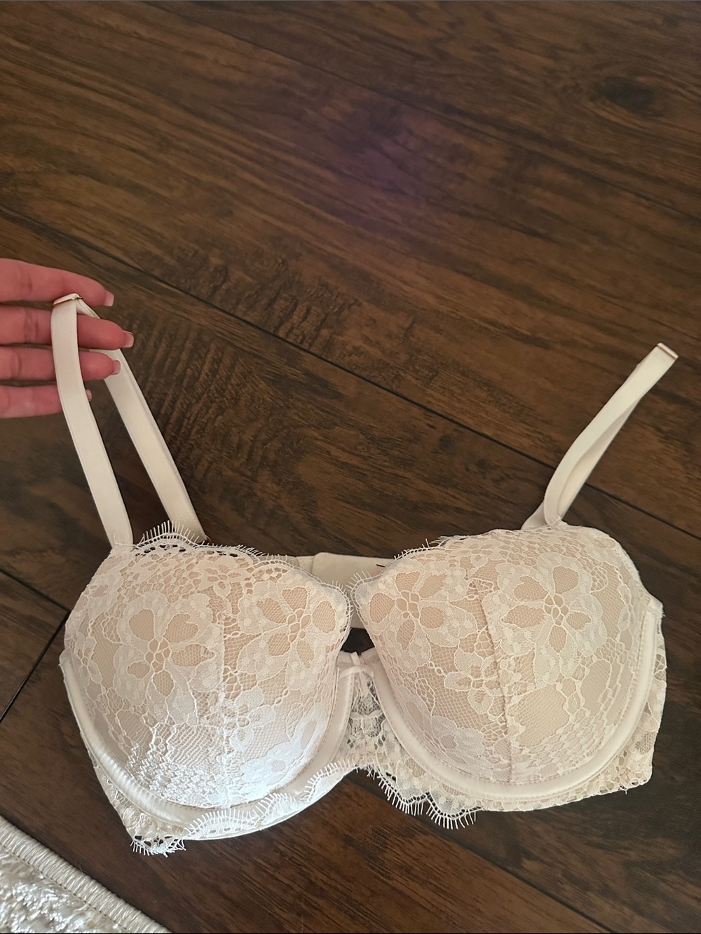 Victoria’s Secret Dream Angels Lace Underwire Balconette Bra in Cream